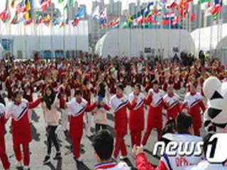 ＜平昌五輪＞北朝鮮選手団、江陵選手村で入村式＝応援団も公演