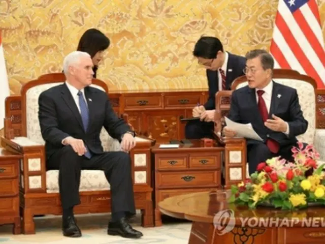ペンス副大統領（左）と会談する文大統領＝８日、ソウル（聯合ニュース）