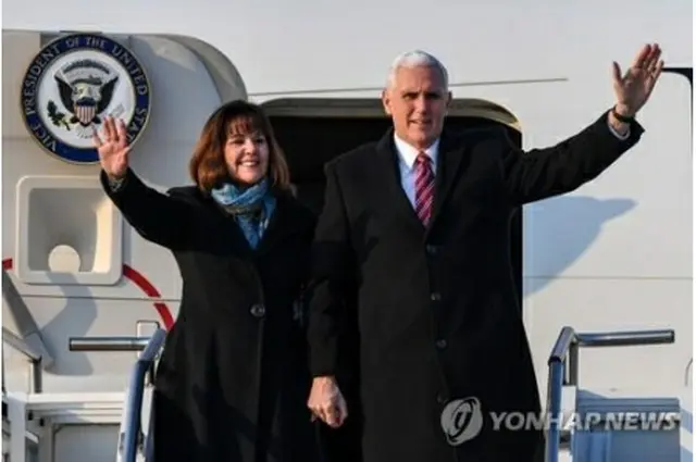 韓国に到着したペンス米副大統領夫妻＝８日、平沢（聯合ニュース）