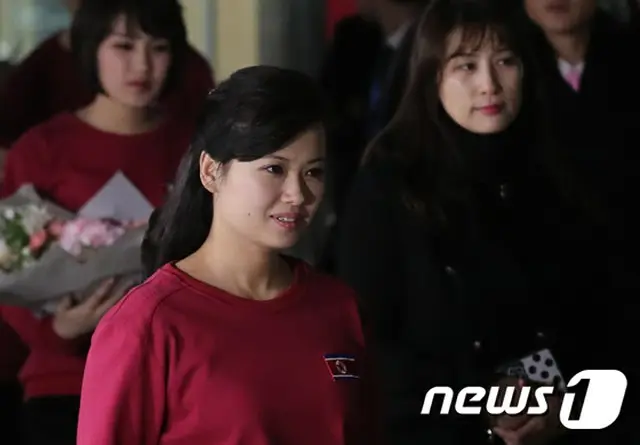 玄松月ら北朝鮮芸術団員、公演終了後は笑顔で手を振り万景峰号に戻る