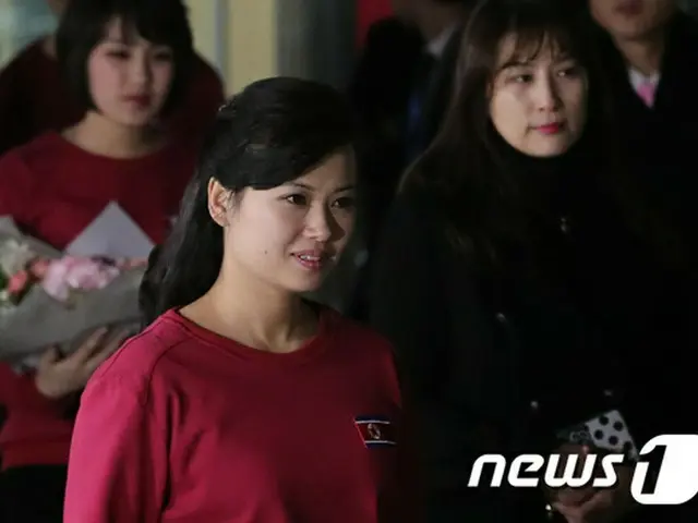 玄松月ら北朝鮮芸術団員、公演終了後は笑顔で手を振り万景峰号に戻る