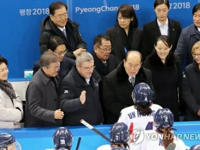 アイスホッケー女子の南北合同チームの試合を観戦した文大統領（前列左から２人目）や金与正氏（同５人目）ら＝１０日、江陵（聯合ニュース）