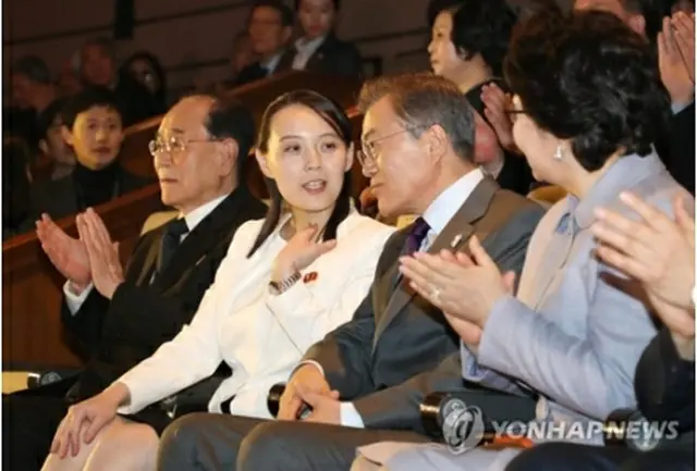 文大統領（右）と会話する金与正氏＝１１日、ソウル（聯合ニュース）