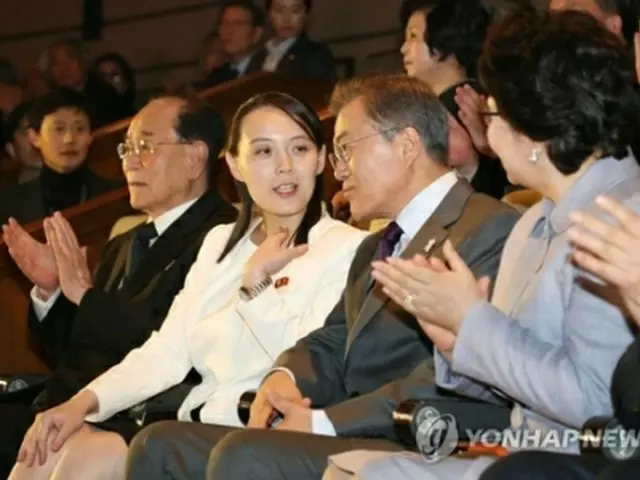 文大統領（右）と会話する金与正氏＝１１日、ソウル（聯合ニュース）