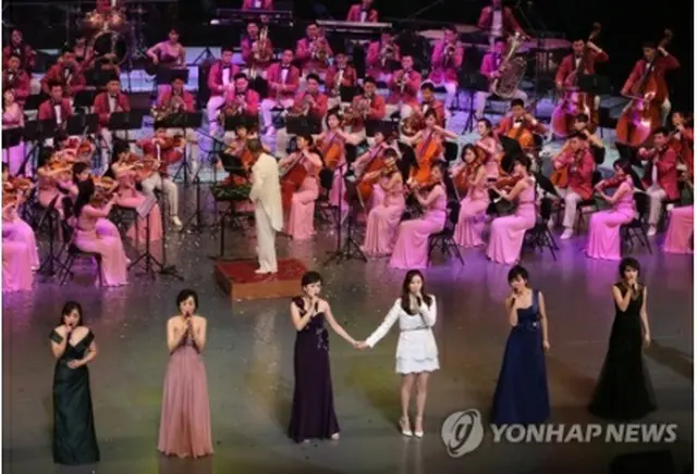 芸術団のソウル公演には韓国ガールズグループ・少女時代のソヒョン（手前右から３人目）も出演し、団員と手を取り合って歌を歌った＝（聯合ニュース）