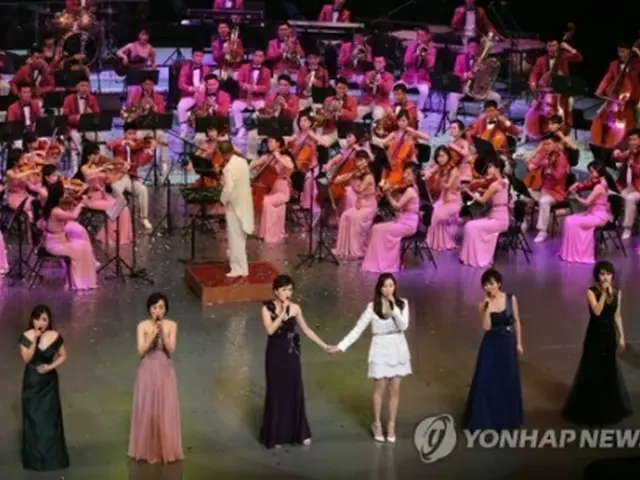 芸術団のソウル公演には韓国ガールズグループ・少女時代のソヒョン（手前右から３人目）も出演し、団員と手を取り合って歌を歌った＝（聯合ニュース）