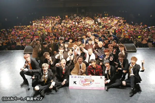 「Apeace」、「HALO」、「D.tion」、JIN SEOK、HOON（from U-KISS）、「X-TIME」ら出演者とMCの「サバンナ」高橋＆歌手Kが観客と共に記念撮影