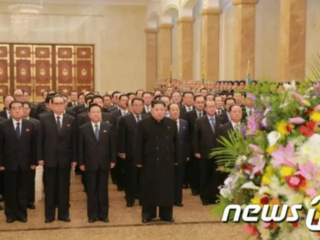 金正恩氏、父・正日氏の生誕記念日を迎え錦繍山太陽宮殿を参拝