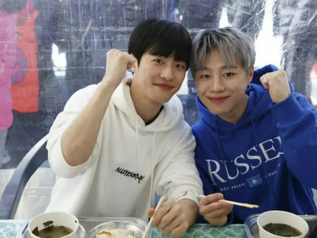 KBS2アイドル再起プロジェクト「THE UNIT」のデビューメンバー18人が、地震被害の被災者に会うため、浦項(ポハン)興海(ホンヘ)室内体育館を訪れ、ボランティア活動を行った。(提供:OSEN)