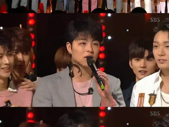 YGエンターテインメントのヤン・ヒョンソク代表が、「iKON」の「人気歌謡」1位を祝福した。(提供:OSEN)