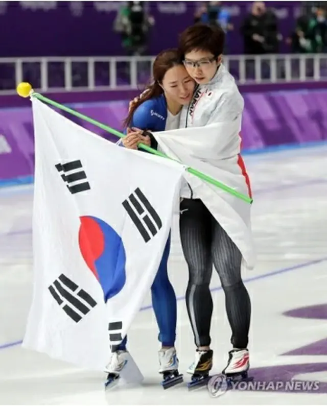 健闘をたたえ合う李相花（左）と小平＝１８日、江陵（聯合ニュース）