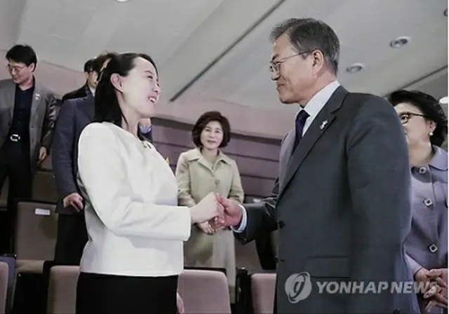 １１日、ソウルで北朝鮮芸術団の公演を鑑賞した文大統領（右）と与正氏＝（聯合ニュース）