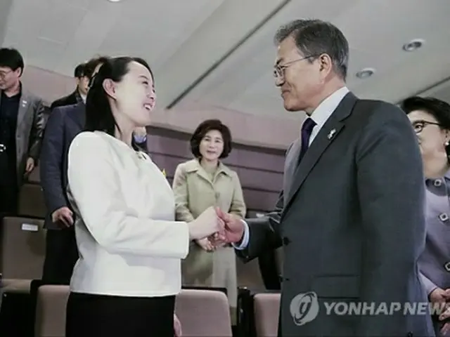１１日、ソウルで北朝鮮芸術団の公演を鑑賞した文大統領（右）と与正氏＝（聯合ニュース）