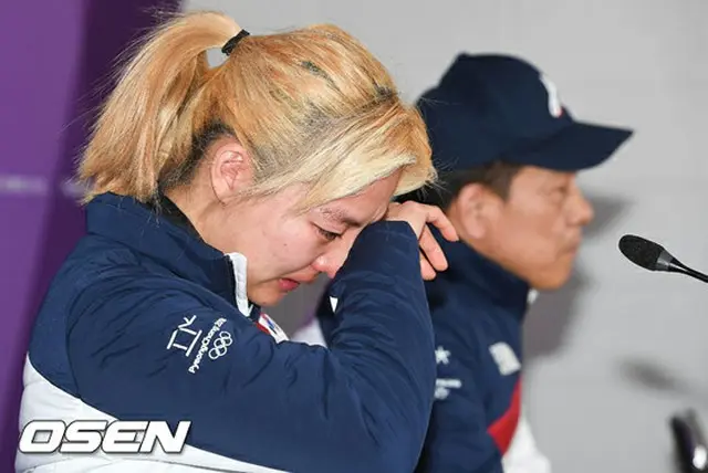 2018年平昌（ピョンチャン）冬季五輪・スピードスケート女子団体パシュートの韓国代表キム・ボルム（25）、パク・ジウ（19）とペク・チョルギ監督が20日午後、緊急記者会見を開いた。（提供:OSEN）