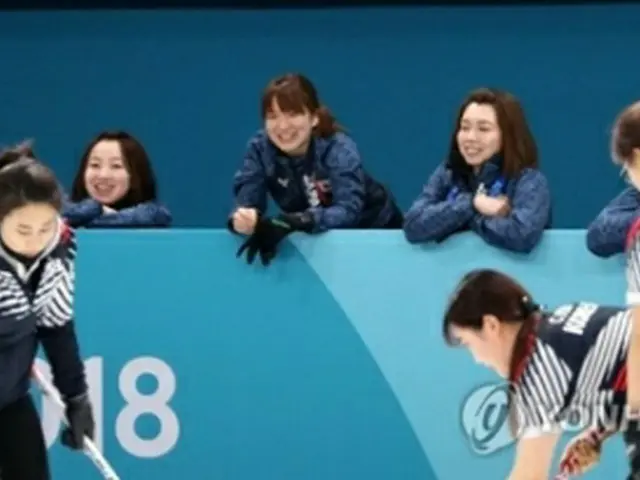 カーリング韓国女子の練習を見守る日本代表＝２２日、江陵（聯合ニュース）