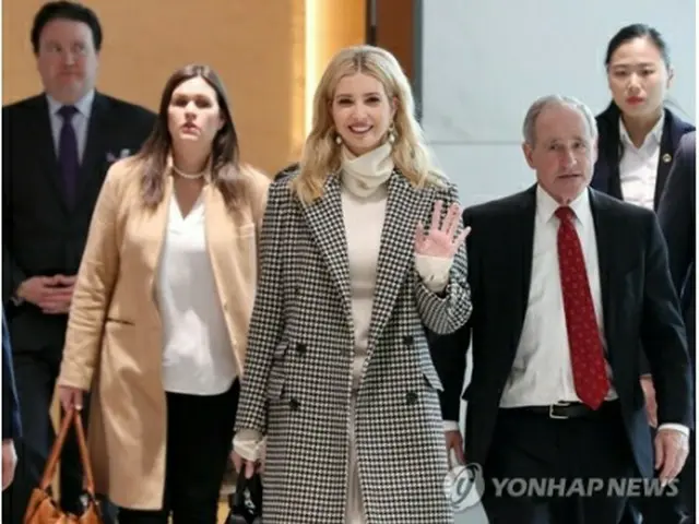 仁川空港に到着したイバンカ氏（中央）＝２３日、仁川（聯合ニュース）