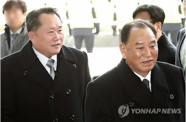 ソウル市内のホテルに到着した金英哲氏（右）と李善権氏＝２５日、ソウル（聯合ニュース）