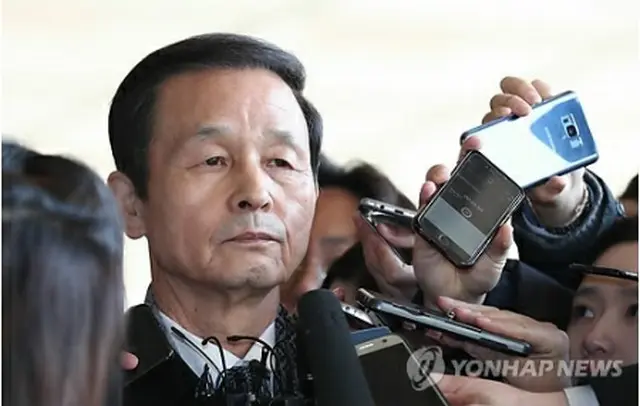検察に出頭した金章洙氏＝２６日、ソウル（聯合ニュース）