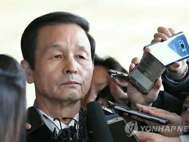 検察に出頭した金章洙氏＝２６日、ソウル（聯合ニュース）
