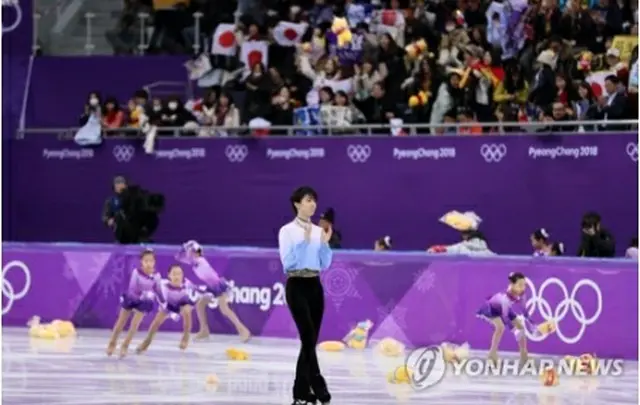 １６日に行われた平昌冬季五輪のフィギュアスケート男子ショートプログラム（ＳＰ）で、羽生選手の演技後、リンクに投げ込まれたプーさんを拾い集めるフラワーキッズ＝（聯合ニュース）