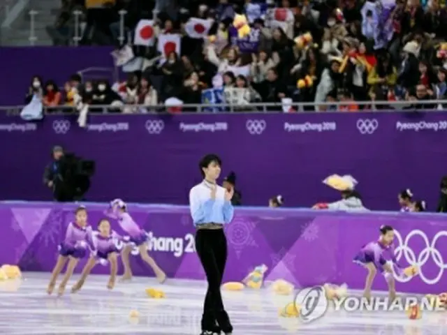 １６日に行われた平昌冬季五輪のフィギュアスケート男子ショートプログラム（ＳＰ）で、羽生選手の演技後、リンクに投げ込まれたプーさんを拾い集めるフラワーキッズ＝（聯合ニュース）