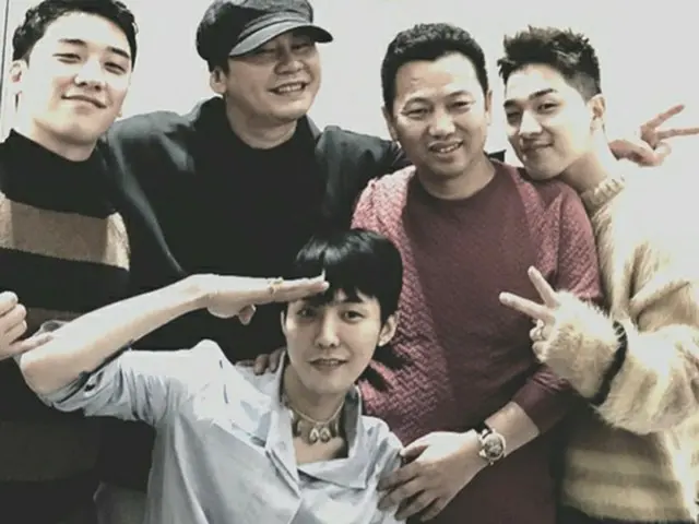 韓国ボーイズグループ「BIGBANG」のV.Iが、入隊直前のG-DRAGONとの写真をSNSに掲載した。（提供:OSEN）