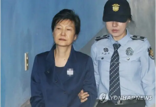 朴槿恵被告（左）＝（聯合ニュース）