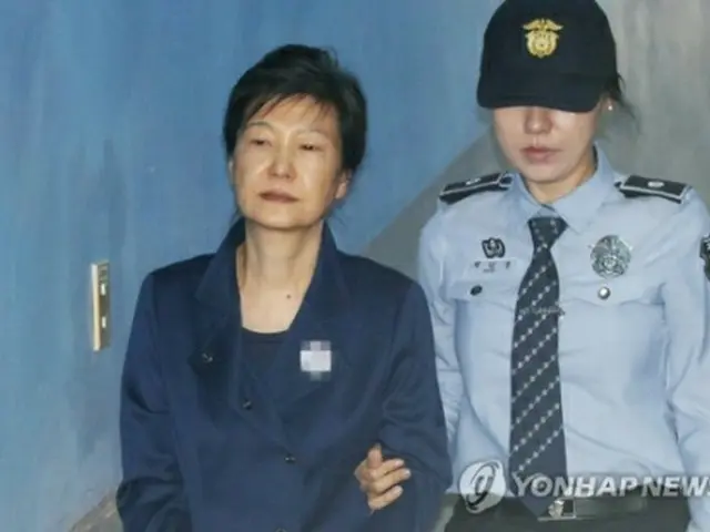 朴槿恵被告（左）＝（聯合ニュース）