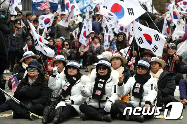 “朴槿恵裁判”韓国の保守団体、裁判所前で太極旗集会＝韓国（提供:news1）