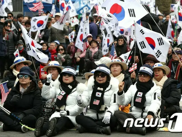 “朴槿恵裁判”韓国の保守団体、裁判所前で太極旗集会＝韓国（提供:news1）