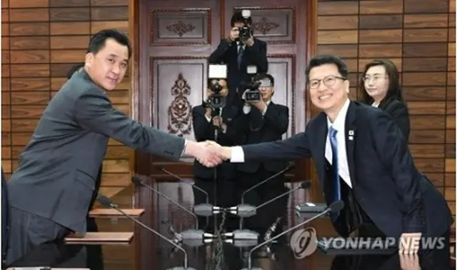 握手を交わす韓国統一部の李柱泰（イ・ジュテ）交流協力局長（右）と北朝鮮・祖国平和統一委員会の黄忠誠（ファン・チュンソン）部長（統一部提供）＝２７日、板門店（聯合ニュース）