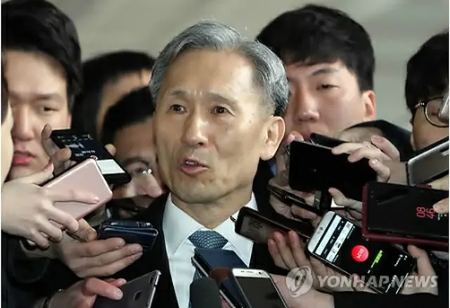 検察に出頭した金氏＝２７日、ソウル（聯合ニュース）