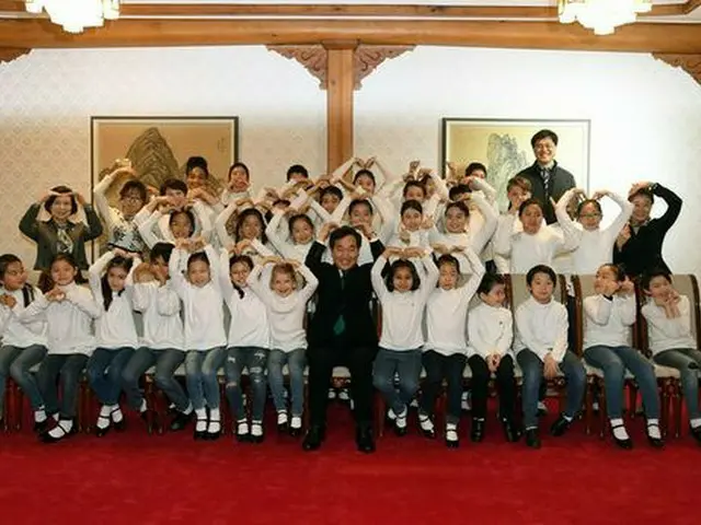 韓国首相、平昌五輪開会式で国歌斉唱した多文化家庭の子供たちと昼食会（提供:news1）