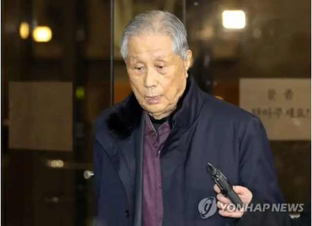 検察で調べを受け、帰宅する李相殷氏＝１日、ソウル（聯合ニュース）