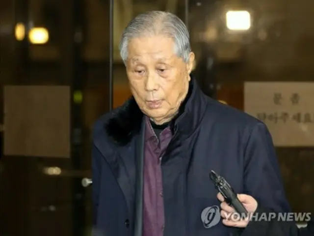検察で調べを受け、帰宅する李相殷氏＝１日、ソウル（聯合ニュース）