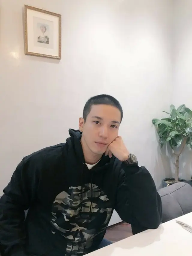 韓国男性バンド「CNBLUE」ジョン・ヨンファが入隊前に短髪姿の写真を公開した。（提供:news1）