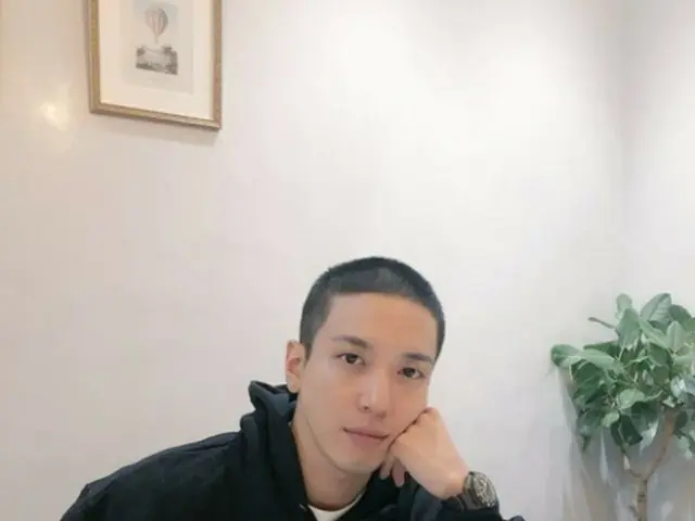 韓国男性バンド「CNBLUE」ジョン・ヨンファが入隊前に短髪姿の写真を公開した。（提供:news1）