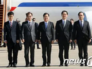 韓国特使団、平壌に出発…統一部長官らが見送りに出向く