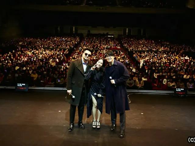 観客と記念撮影するキム・テウ、ペク・チヨン、ソン・シギョン（左から）