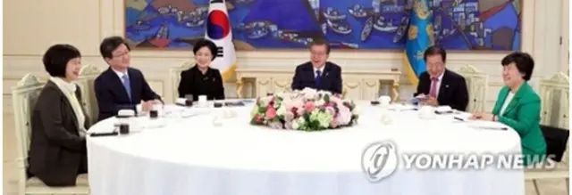 文大統領（左から４人目）と与野党の代表＝７日、ソウル（聯合ニュース）