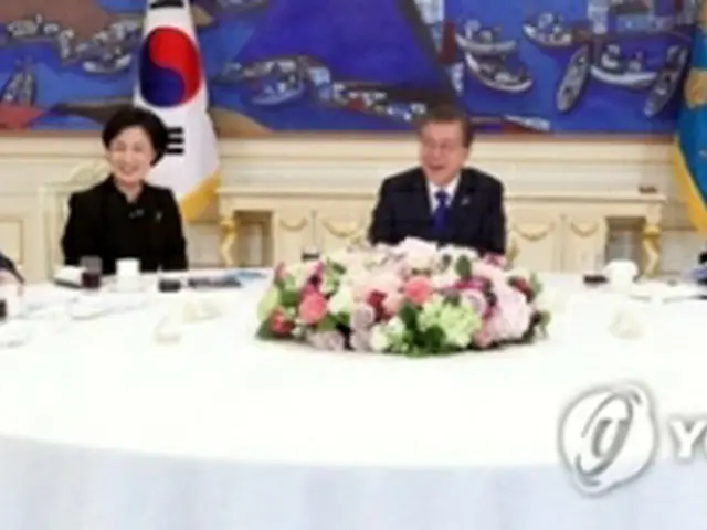 文大統領（左から４人目）と与野党の代表＝７日、ソウル（聯合ニュース）