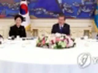 文大統領が与野党代表と会合　朝鮮半島非核化「まだ楽観できない」