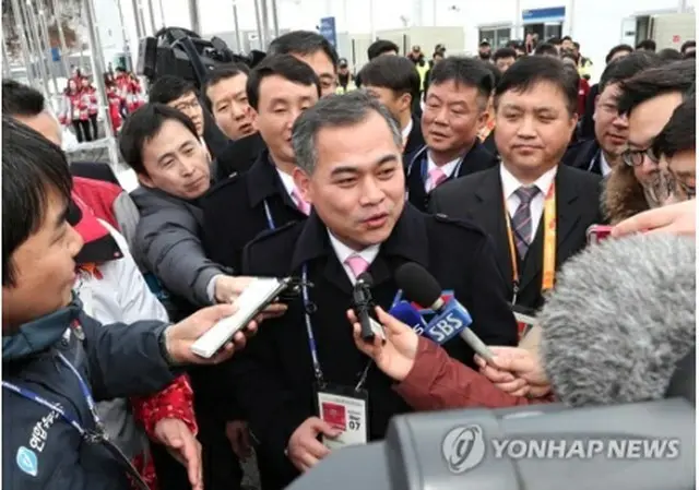 選手村で報道陣の質問に答える金文鉄氏＝７日、平昌（聯合ニュース）