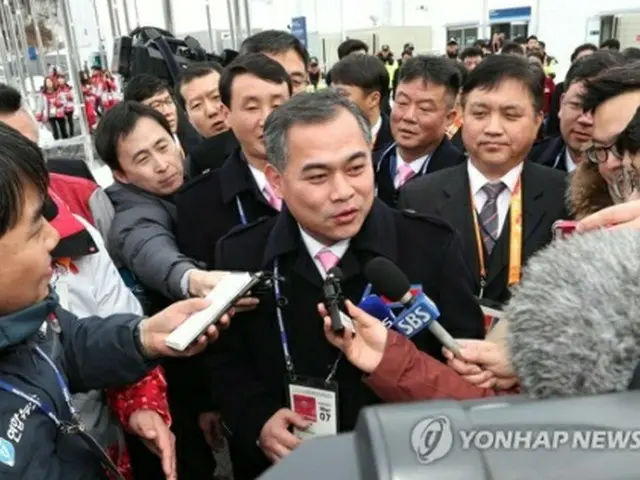 選手村で報道陣の質問に答える金文鉄氏＝７日、平昌（聯合ニュース）