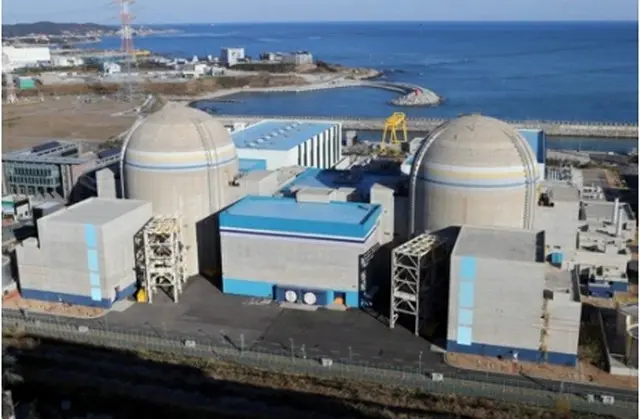 新古里原発１号機（右）と２号機＝（聯合ニュース）