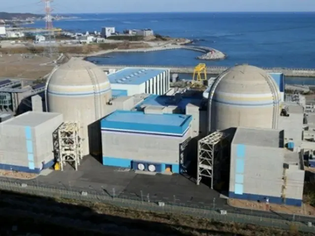 新古里原発１号機（右）と２号機＝（聯合ニュース）