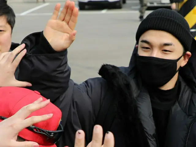 SOL（BIGBANG）、妻ミン・ヒョリンに見送られ国防の義務へ