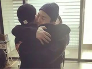 “兄弟愛”俳優ドン・ヒョンベ、弟SOL（BIGBANG）の入隊を応援「りりしい姿にウルッとくる」
