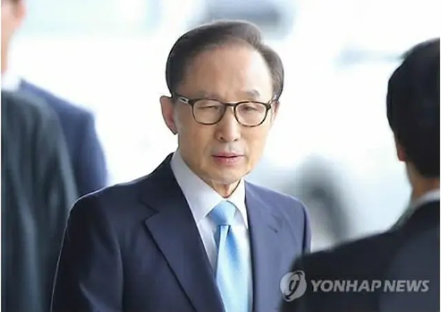 ソウル中央地検に出頭した李氏＝１４日、ソウル（聯合ニュース）