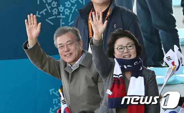 文大統領、夫人と共に平昌パラのクロスカントリーを観戦…南北選手を応援